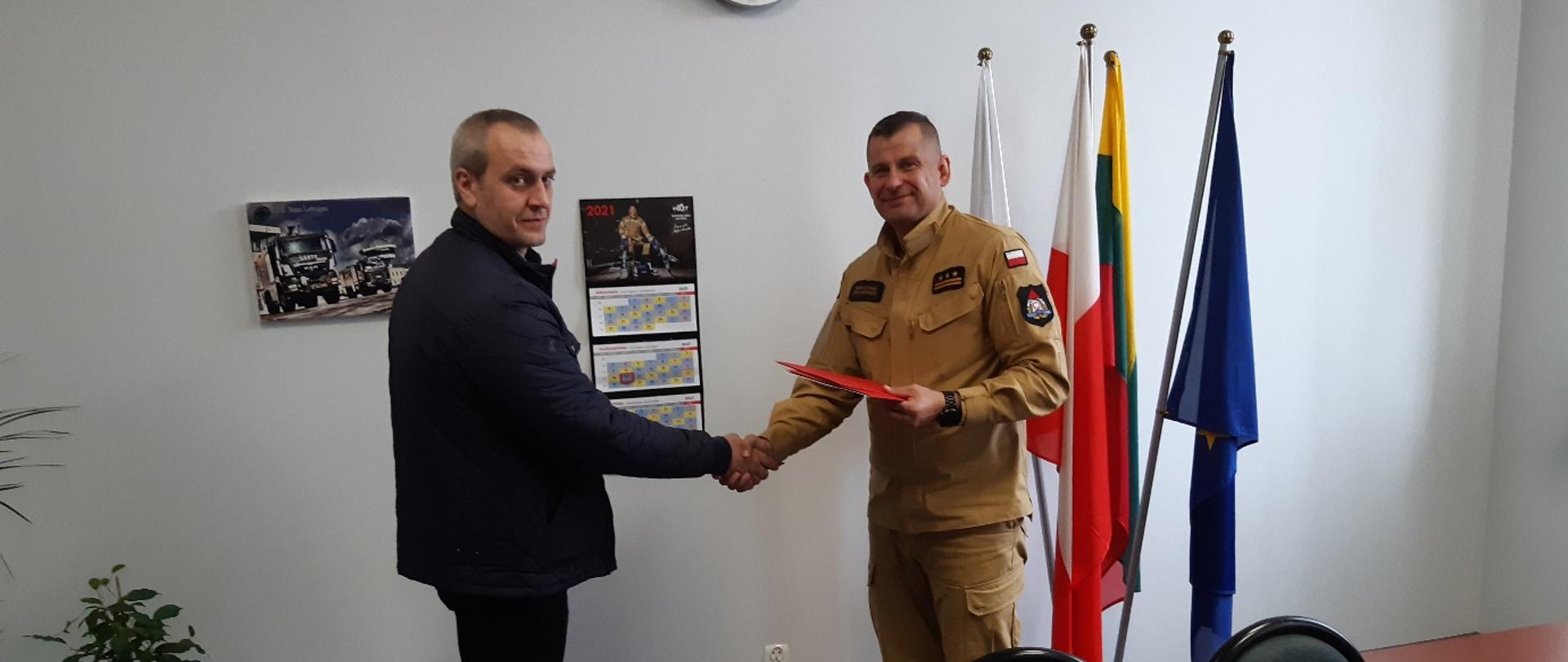 zdjęcie przedstawia Podlaskiego Komendanta Wojewódzkiego oraz Kierownika Terminala Przeładunkowego LPG 