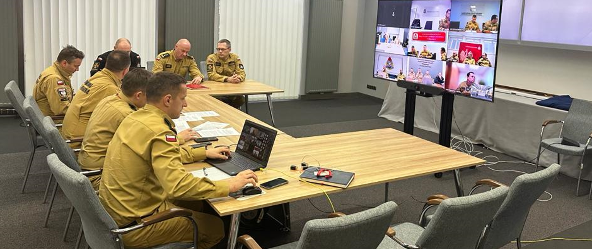 Widok funkcjonariuszy którzy prowadzą wideokonferencję 