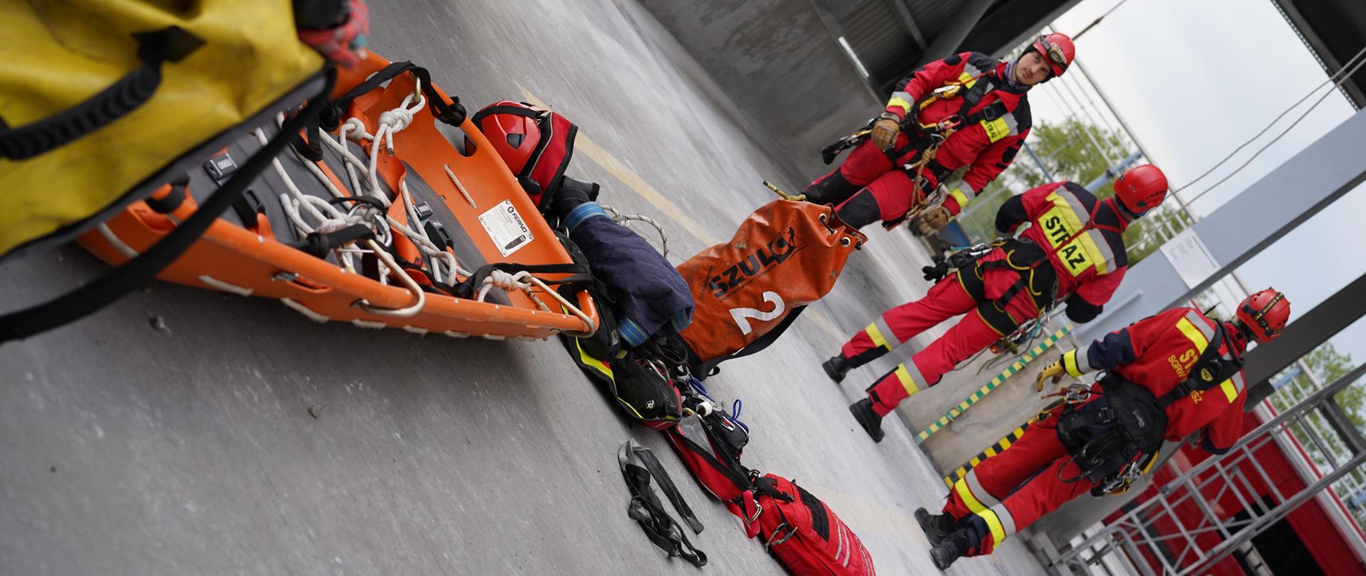 Ratownicy wysokościowi w trakcie ćwiczeń