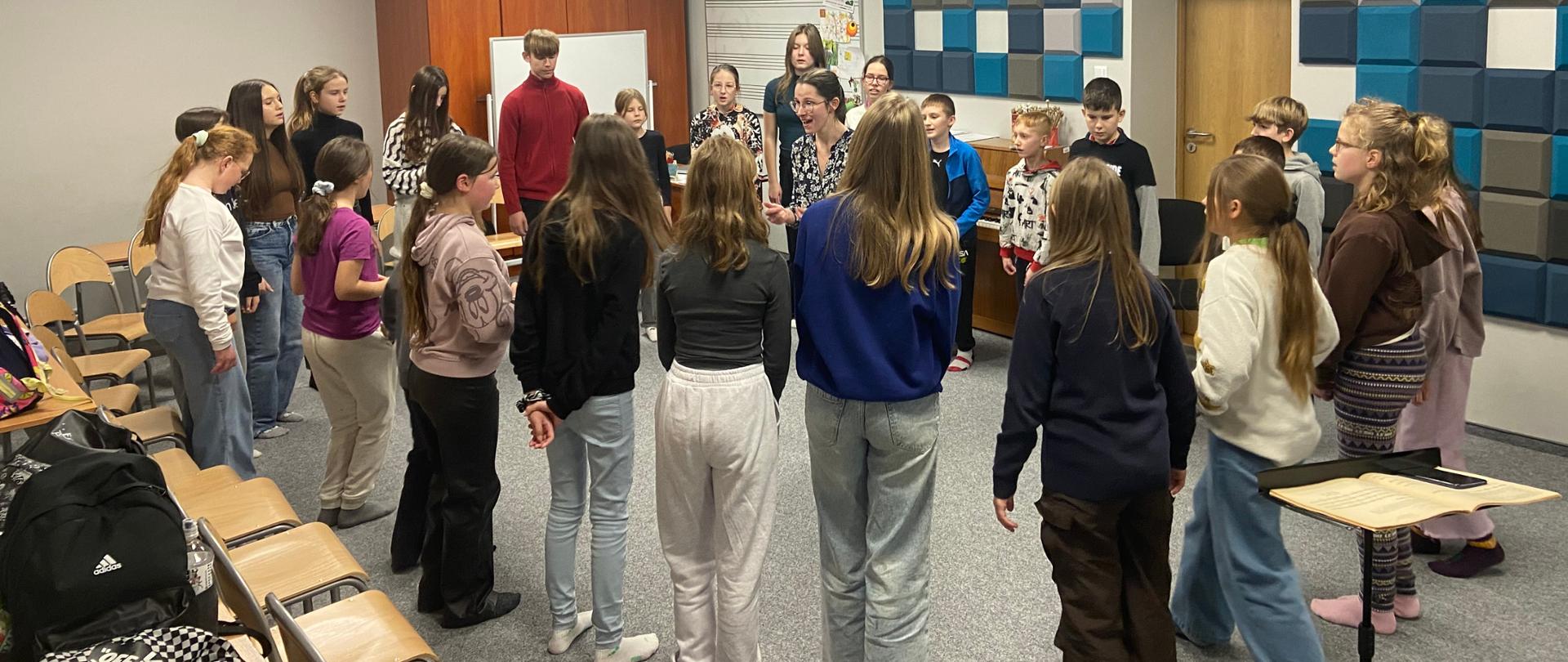 Uczniowie podczas warsztatów chóralnych.