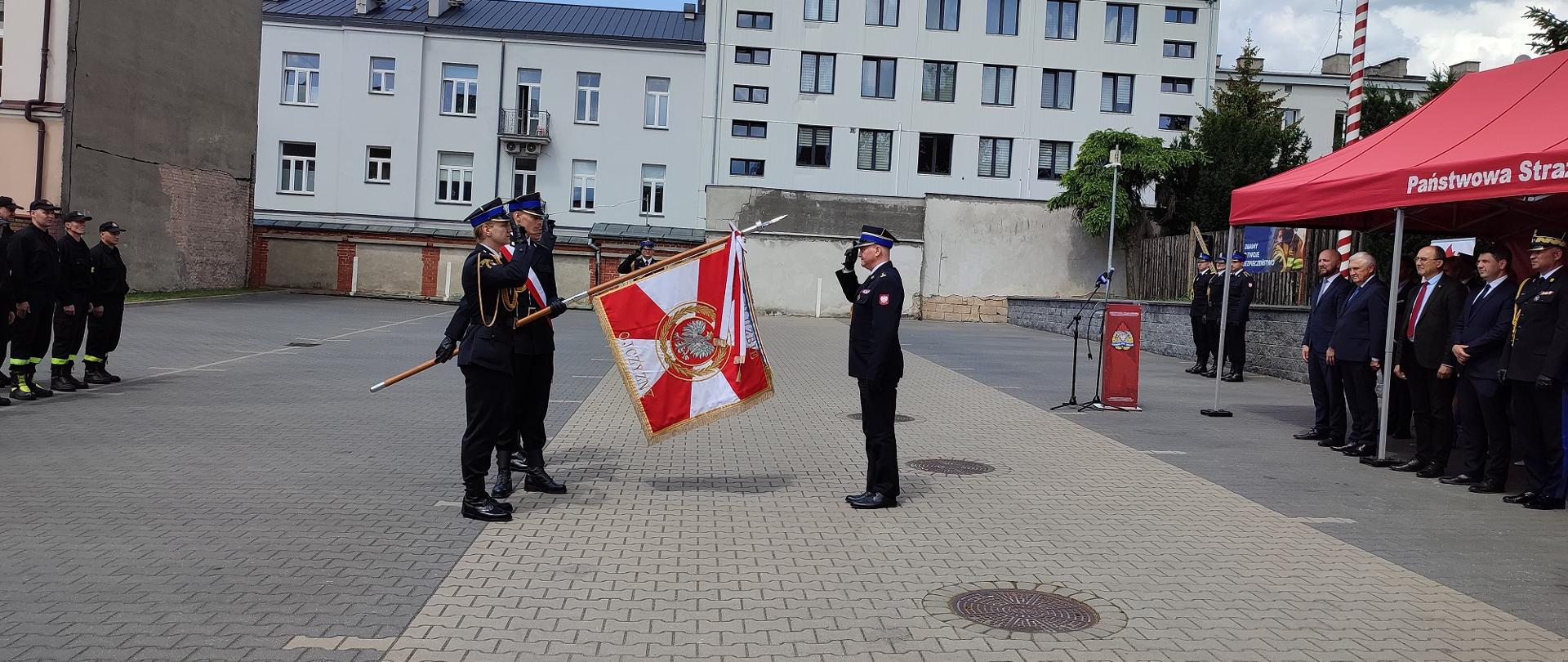 Oddanie honorów przez salutowanie Sztandarowi