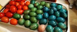 na paterze znajdują się jednobarwne jajeczka w kolorach czerwieni, zieleni i ciemnoniebieskiego.