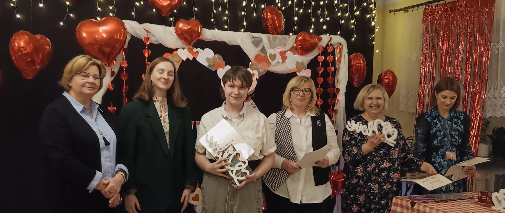 Uczeń PLSP wraz jurorami konkursu recytatorskiego