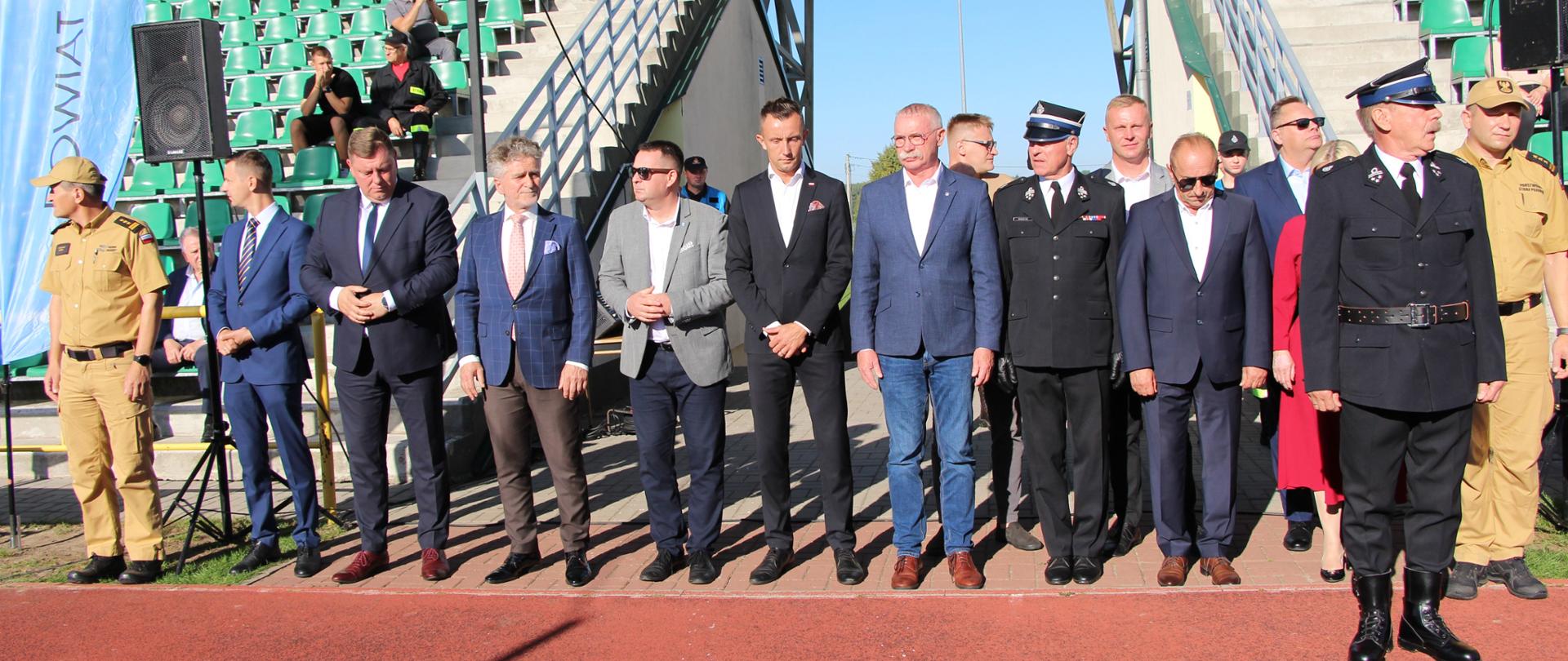 Zdjęcie przedstawia organizatorów i zaproszonych gości podczas uroczystego otwarcia zawodów.