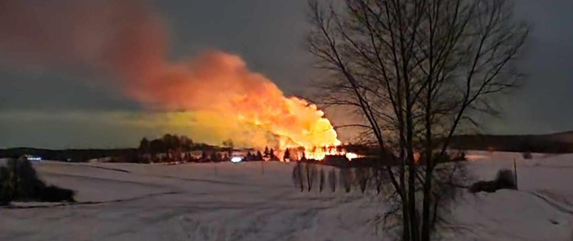 Zdjęcie przedstawia pożar stodoły