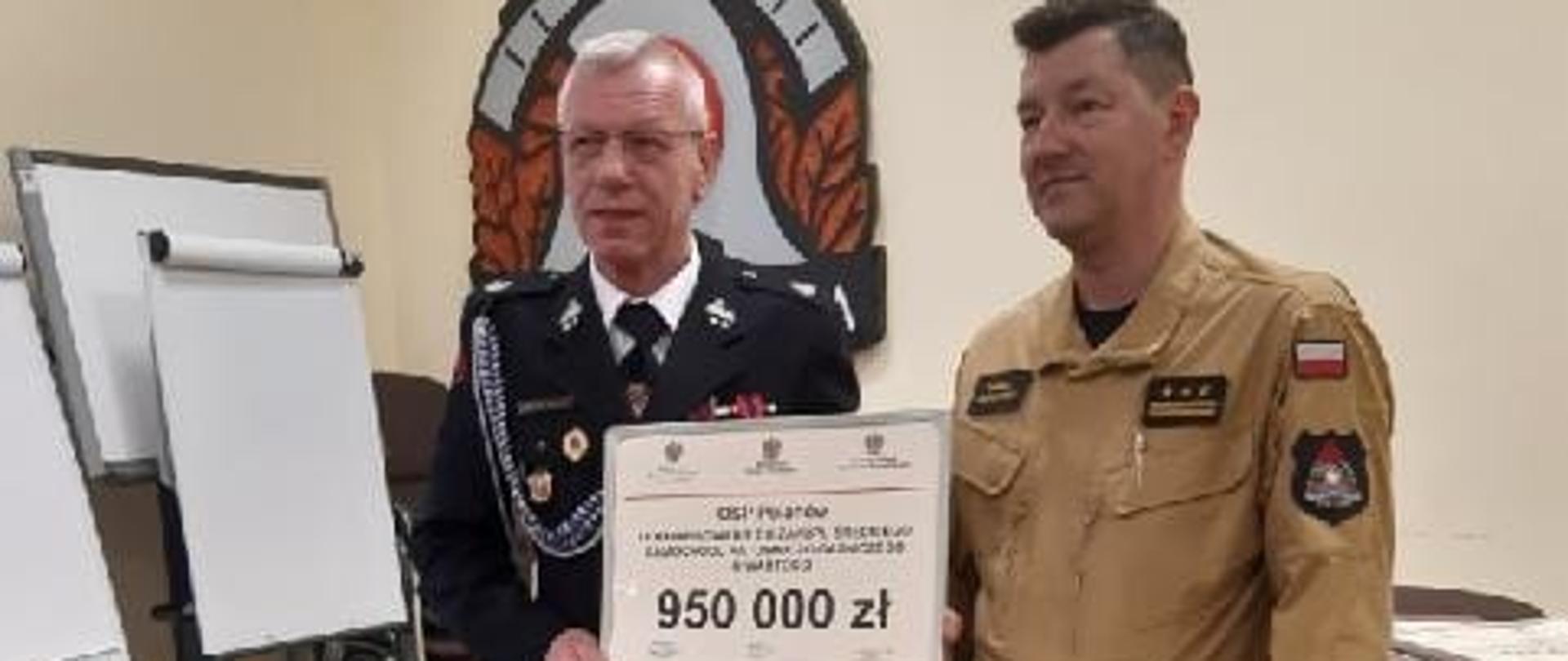 Promesa dla OSP Sieciemin. Wręcza naczelnikowi OSP Polanów zastępca zachodniopomorskiego komendanta wojewódzkiego PSP w Szczecinie st. bryg. Marek Popławski.