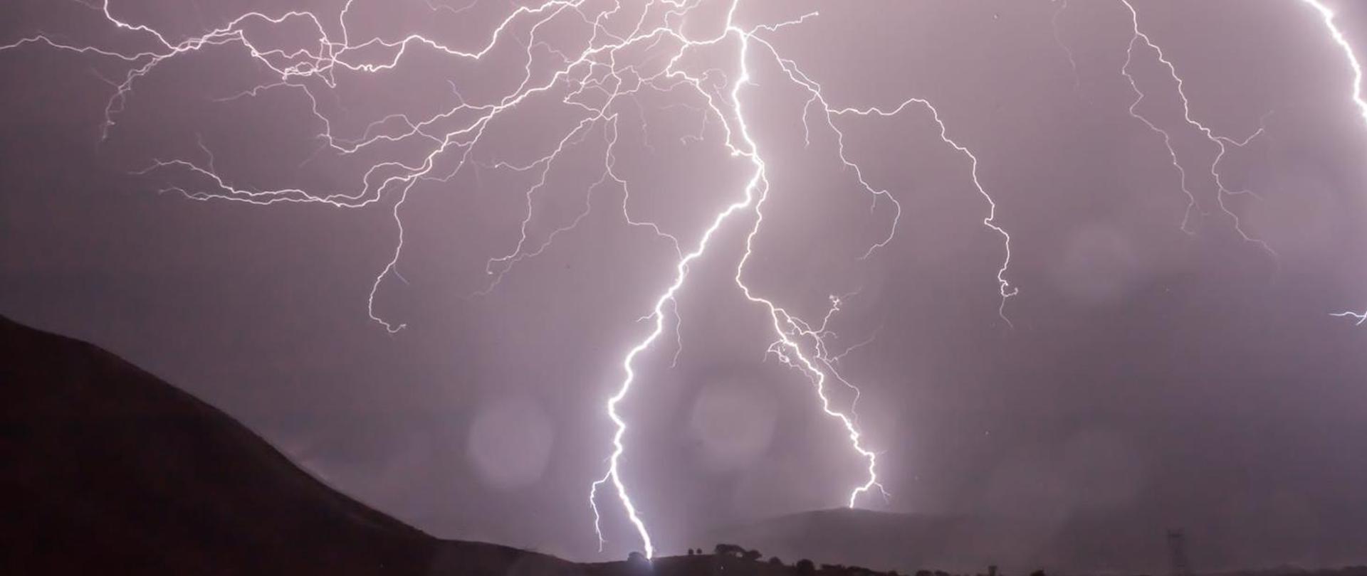 Niebo rozrywane blyskawicami