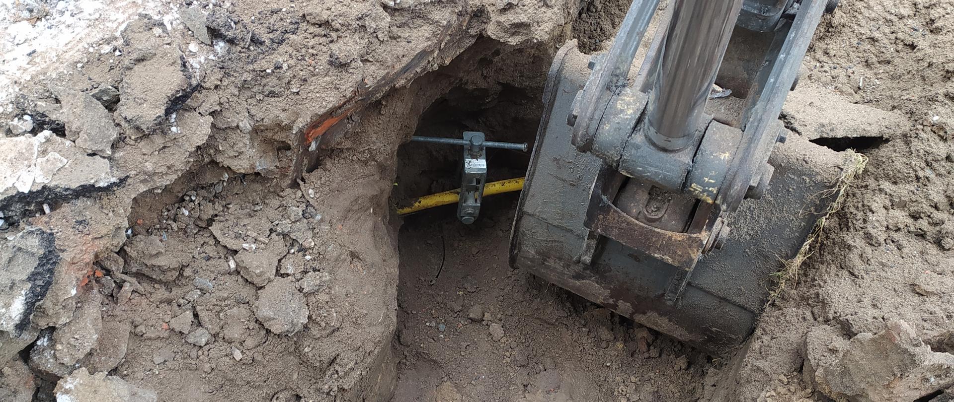 Zdjęcie przedstawia uszkodzone przyłącze gazowe