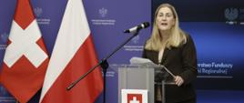 Sekretarz stanu ds. gospodarki Szwajcarii Helene Budliger Artieda podczas uroczystości podpisania umowy na drugą edycję Szwajcarsko-Polskiego Programu Współpracy, sekretarz stanu stoi przy pulpicie z mikrofonem