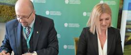 Na zdjęciu od lewej Robert Gajda, zastępca prezesa zarządu NFOŚiGW i Karolina Paulewicz-Bazała - dyrektor Centrum Koordynacji Projektów Środowiskowych