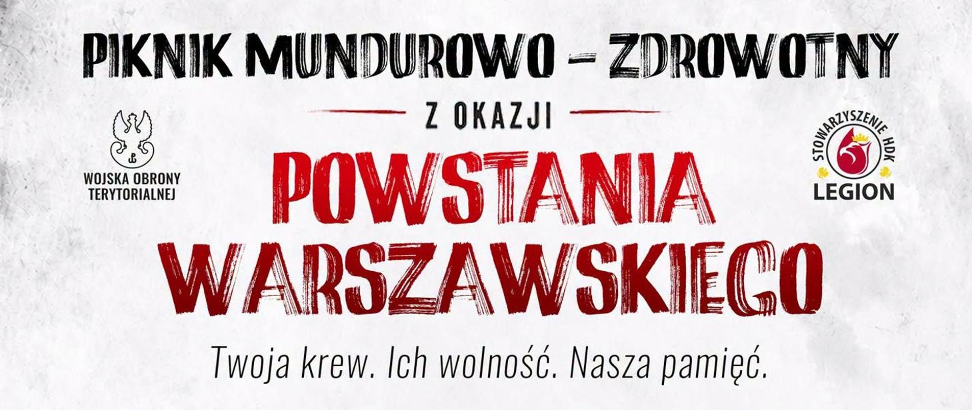 Grafika w formie poziomego baneru o jasnym, lekko teksturowanym tle (przypominającym strukturę betonu lub przetartego papieru). Na środku znajduje się duży, stylizowany napis patriotyczny, a po bokach umieszczono logotypy organizatorów.
Treść tekstowa (od góry):
Czarny, drukowany napis: PIKNIK MUNDUROWO – ZDROWOTNY
Poniżej mniejszą czcionką: Z OKAZJI
Główny, centralny element: Dwulinijkowy, duży napis w kolorze ciemnoczerwonym, stylizowany na odbicie z szablonu lub pieczęć z widocznymi przetarciami: POWSTANIA WARSZAWSKIEGO
Na samym dole, mniejszą, czarną czcionką hasło: Twoja krew. Ich wolność. Nasza pamięć.
Logotypy:
Po lewej stronie: Logotyp Wojsk Obrony Terytorialnej (orzeł w koronie z symbolem Polski Walczącej na tarczy amazonki) oraz podpis „WOJSKA OBRONY TERYTORIALNEJ”.
Po prawej stronie: Okrągłe, biało-czerwone logo Stowarzyszenia HDK (Honorowych Dawców Krwi) „LEGION” z charakterystyczną kroplą krwi i skrzydłem husarskim.