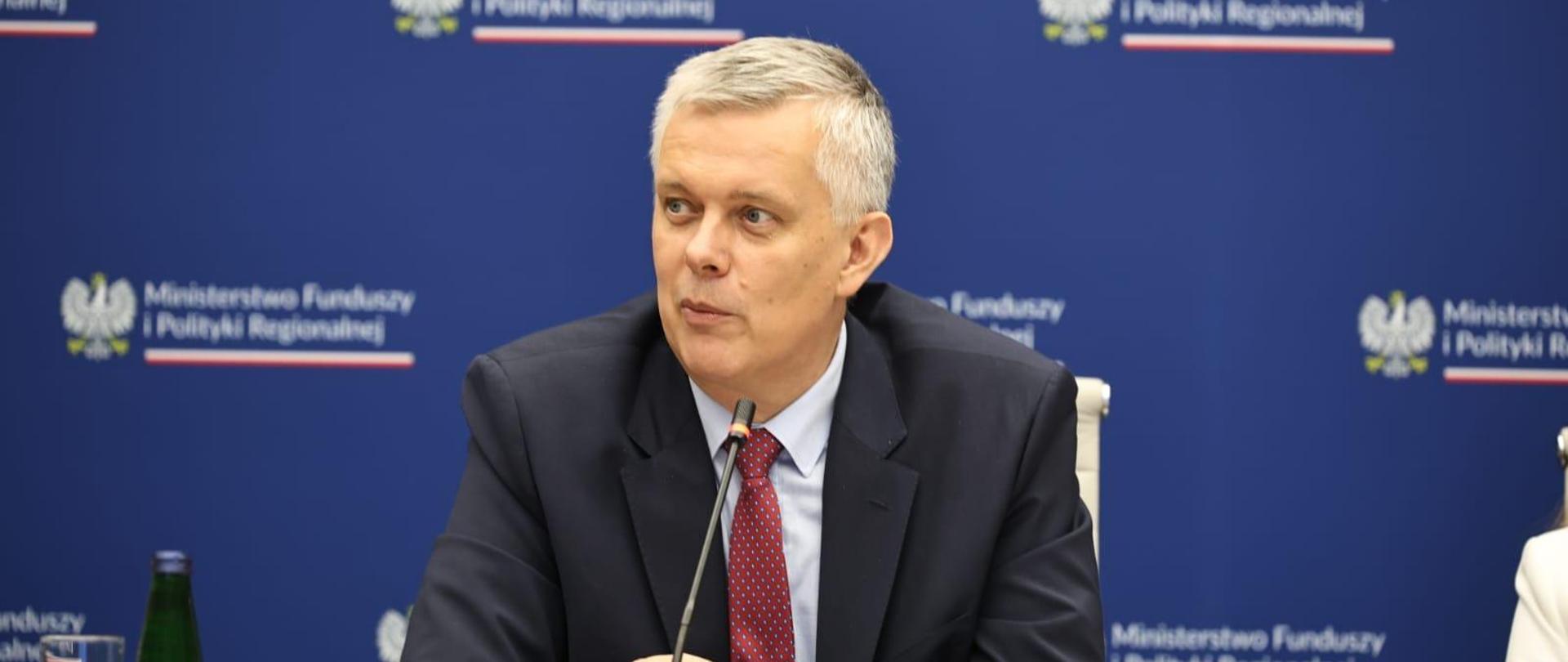 Minister SWiA Tomasz Siemoniak podczas spotkania z samorządowcami.