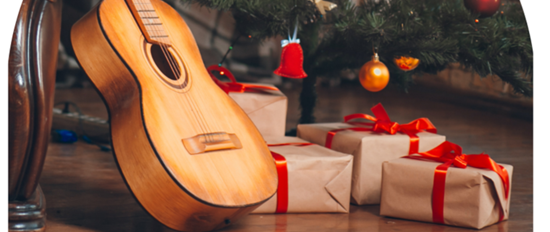 Na zdjęciu pośrodku ustrojona choinka, pod nią leżą prezenty i oparta o fotel gitara. Poniżej informacja: Koncert kolęd uczniów Państwowej Szkoły Muzycznej w Oleśnicy z klasy Anny Pietrzak, 11 stycznia 2023 r. godzina 17:00, Oleśnicka Biblioteka Publiczna ul. Mikołaja Reja 10, sala konferencyjna. Na dole plakatu #czytamy, logo szkoły muzycznej w Oleśnicy i Oleśnickiej Biblioteki Publicznej im. Mikołaja Reja.