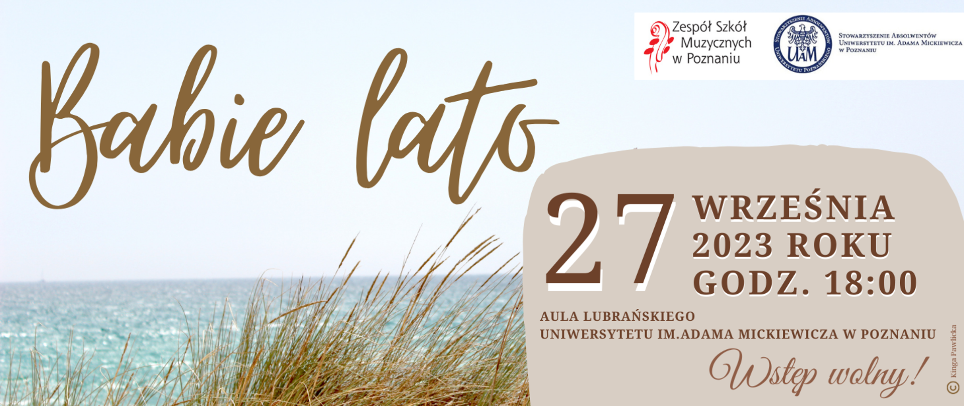 Plakat na tle morza i trzcin. Z prawej strony, od góry logo ZSM i Stowarzyszenia Absolwentów UAM w Poznaniu: tekst: Babie lato - 27 września 2023 roku, godz. 18:00, Aula Lubrańskiego Uniwersytetu im. Adama Mickiewicza w Poznaniu. Wstęp wolny!