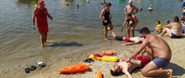Na zdjęciu ratownicy wodnego ochotniczego pogotowia ratunkowego prowadzą pokazy ratownictwa na plaży 