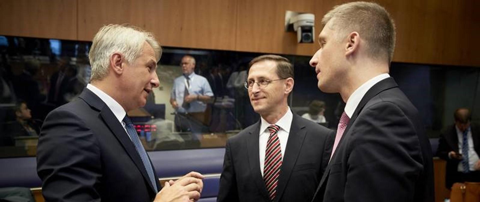 wiceminister Piotr Nowak (z prawej) w otoczeniu dwóch innych uczestników na spotkaniu ECOFIN