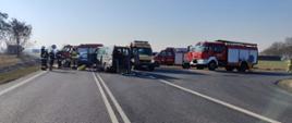 Na zdjęciu wypadek 2 pojazdów, Pogotowie ratunkowe, zastępy straży pożarnej oraz strażacy wykonujący czynności ratownicze.