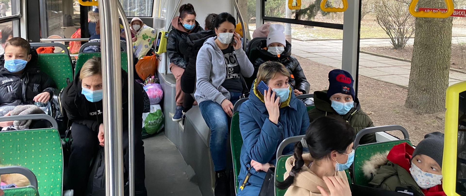 Autobus wypełniony matkami z dziećmi uciekającymi przed wojną na Ukrainie.