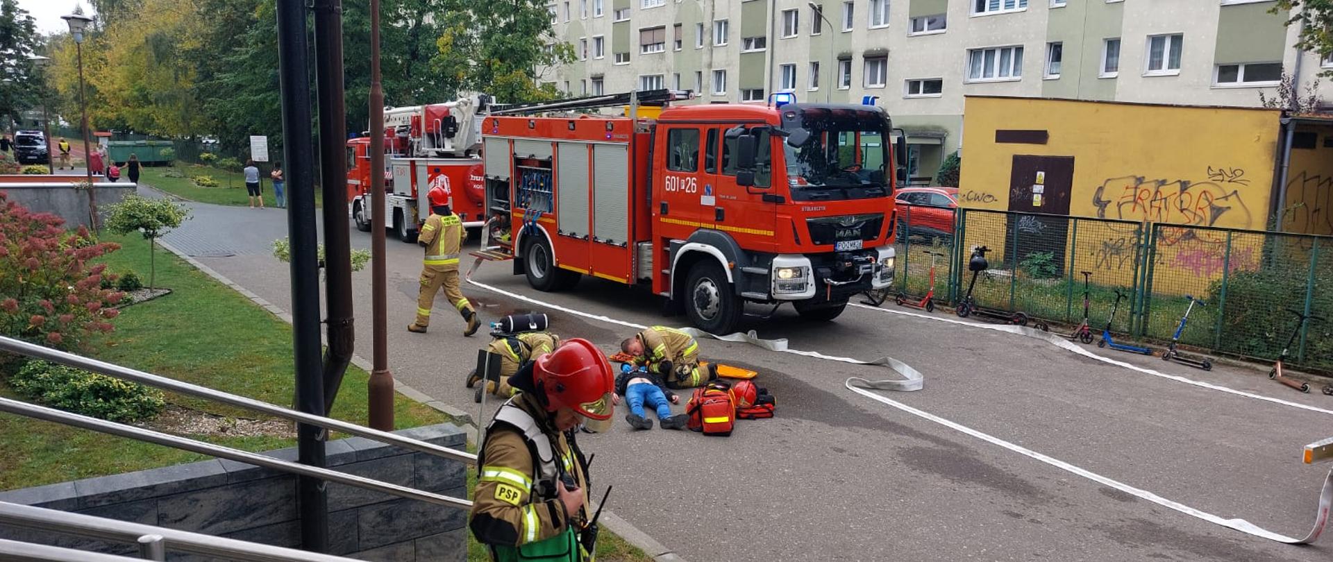 Ratownicy podczas ćwiczeń ewakuacyjnych.