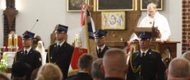 Zdjęcie przedstawia poczet sztandarowy ze sztandarem KP PSP w Wałczu w trakcie mszy świętej z okazji Dnia Strażaka w kościele pw. Św. Antoniego w Wałczu 