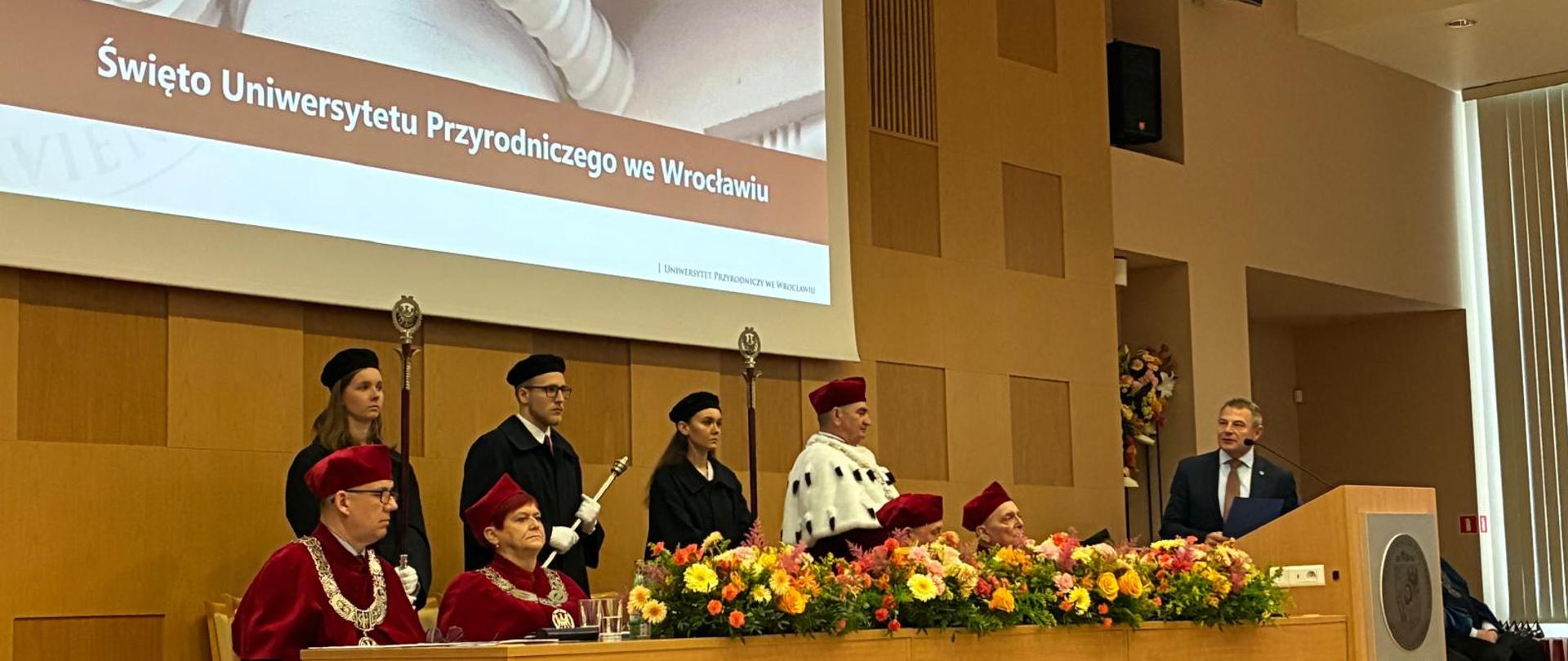 Uczestnicy wydarzenia wraz z mówcą podczas Święta Uniwersytetu Przyrodniczego we Wrocławiu na sali wykładowej