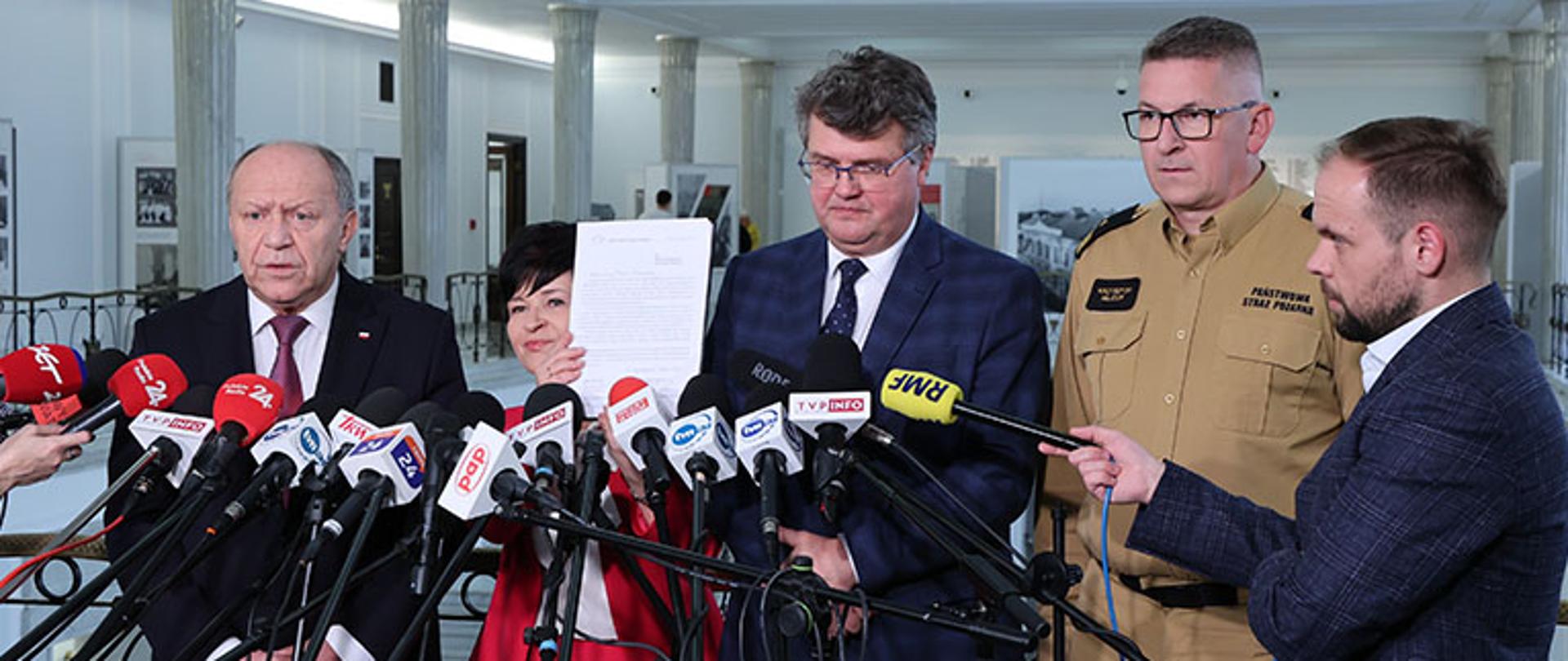 Na zdjęciu widać pięć osób podczas briefingu prasowego w gmachu Sejmu RP