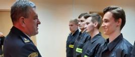 Komendant Powiatowy PSP wręcza zaświadczenia strażakom