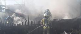 Działania gaśnicze podczas pożaru suszarni kontenerowej w Woli Makowskiej.