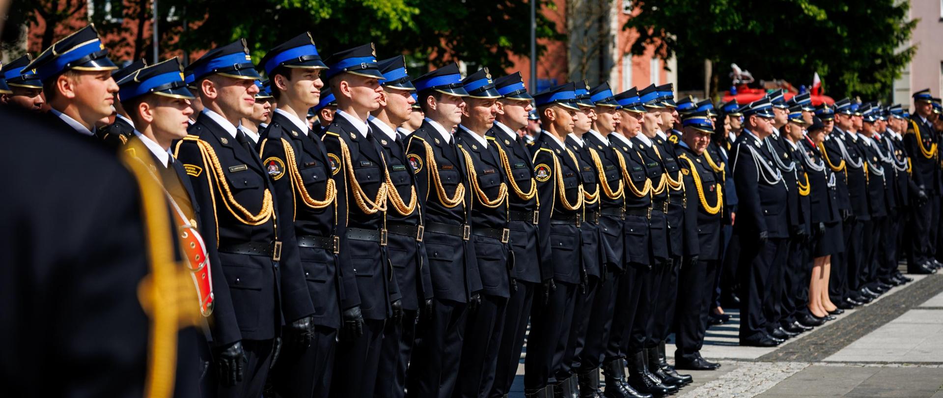  Na zdjęciu pododdział strażaków podczas uroczystego apelu