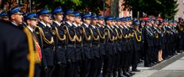  Na zdjęciu pododdział strażaków podczas uroczystego apelu