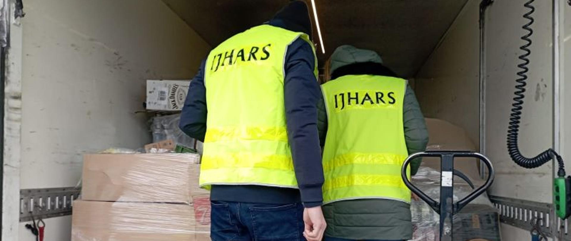 Na zdjęciu inspektorzy WIJHARS w Bydgoszczy kontrolują artykuły spożywcze w trakcie transportu