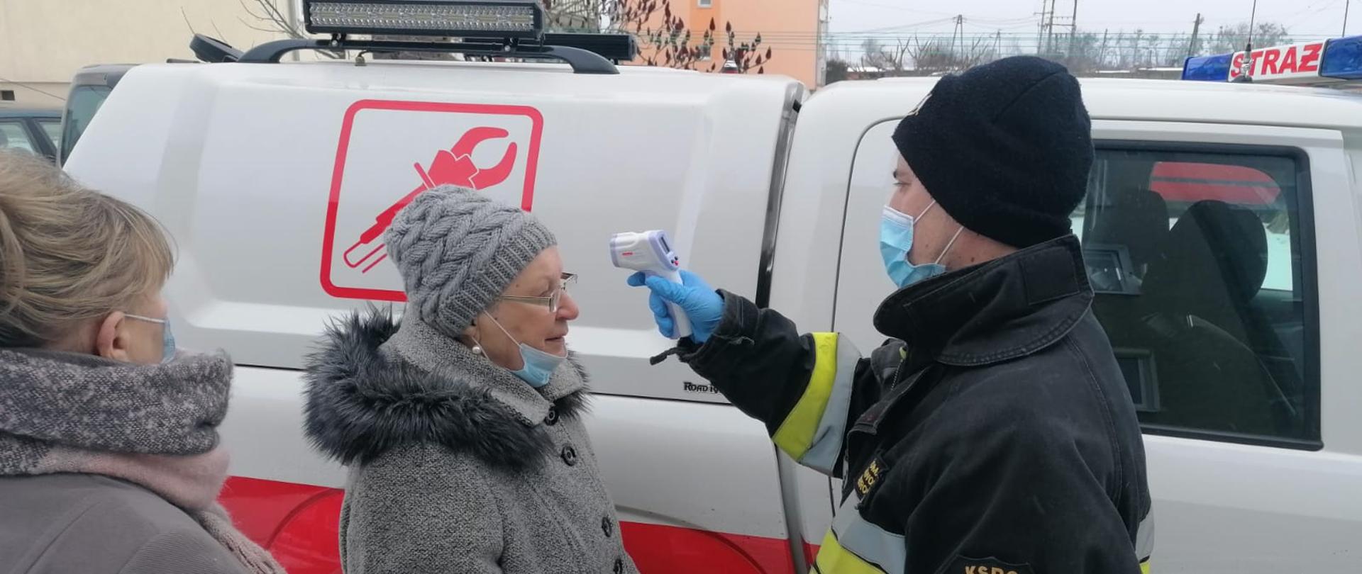 Strażacy pomagają w transporcie do punktów szczepień