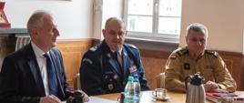 Wojewoda pomorski, komendant wojewódzki Policji oraz pomorski komendant wojewódzki Państwowej Straży Pożarnej uczestniczą w spotkaniu.