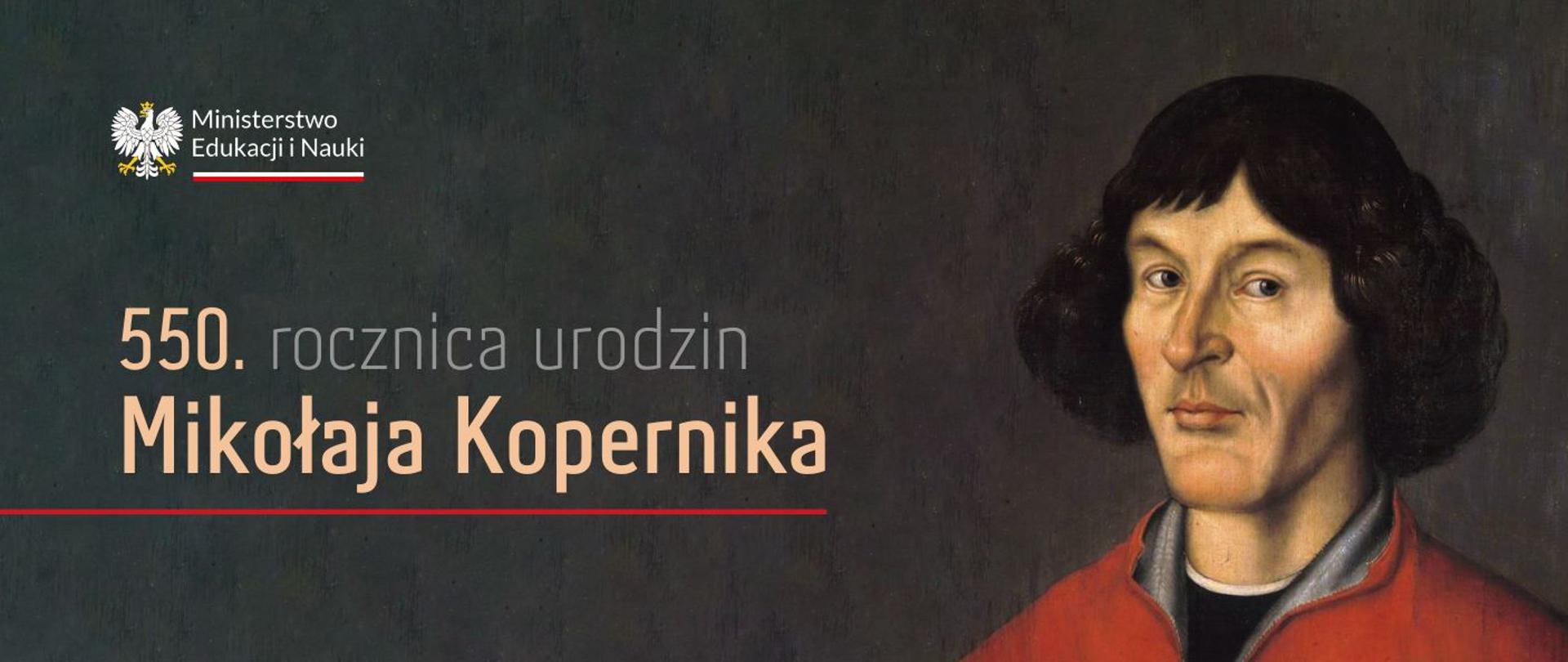 Grafika - na szarym tle twarz Mikołaja Kopernika i napis 550. rocznica urodzin Mikołaja Kopernika.