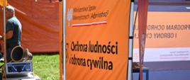 
Namiot programu „Ochrona ludności i obrona cywilna” z wyposażeniem edukacyjnym oraz fantomami do ćwiczeń pierwszej pomocy podczas pikniku bezpieczeństwa.
