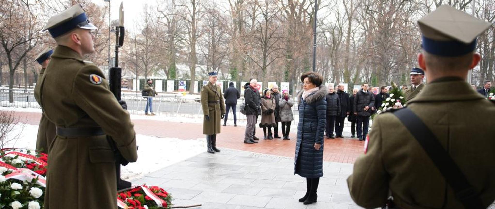 Minister Marlena Maląg uczciła pamięć premiera Jana Olszewskiego