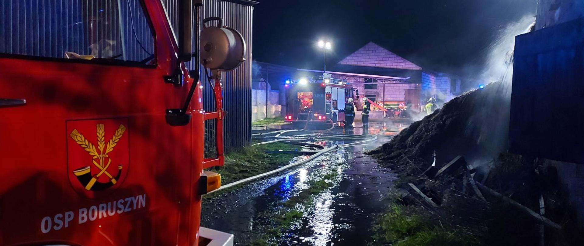 Samochód strażacki. Widok z daleka na akcje gaśniczą.