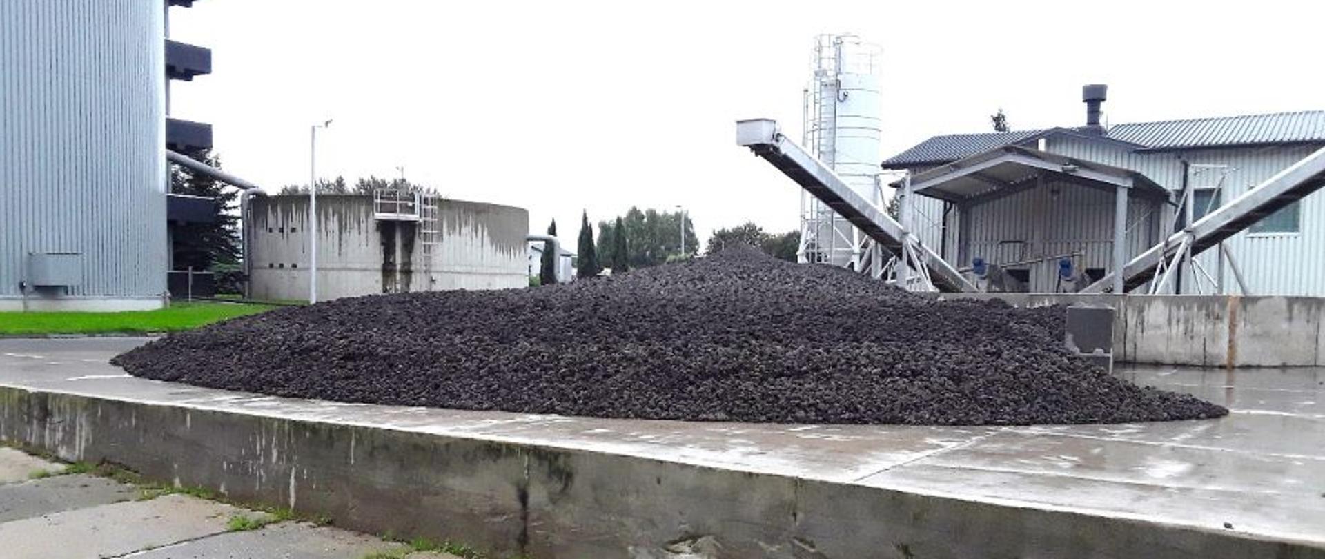 Pryzma ustabilizowanych komunalnych osadów ściekowych na placu magazynowym na terenie Oczyszczalni Ścieków Miejskich w Dębicy, eksploatowanej przez Wodociągi Dębickie Sp. z o.o.