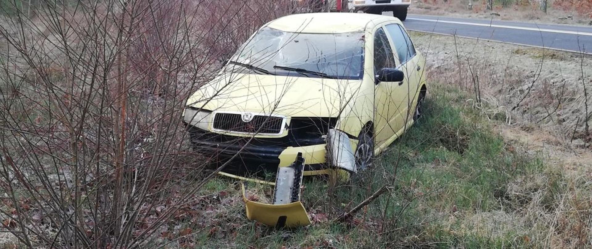 Na zdjęciu widać auto w rowie