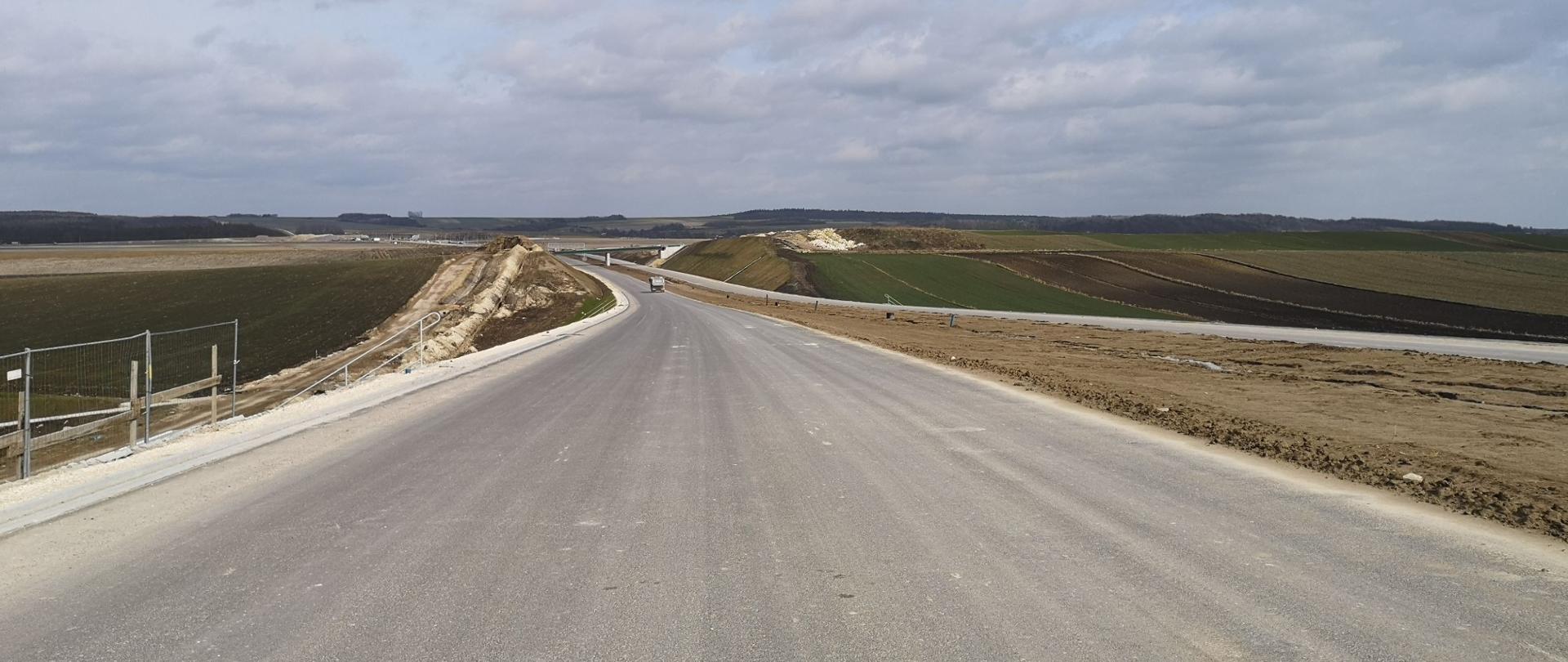 Droga z widocznym w oddali obudowaniem pod ekrany akustyczne 