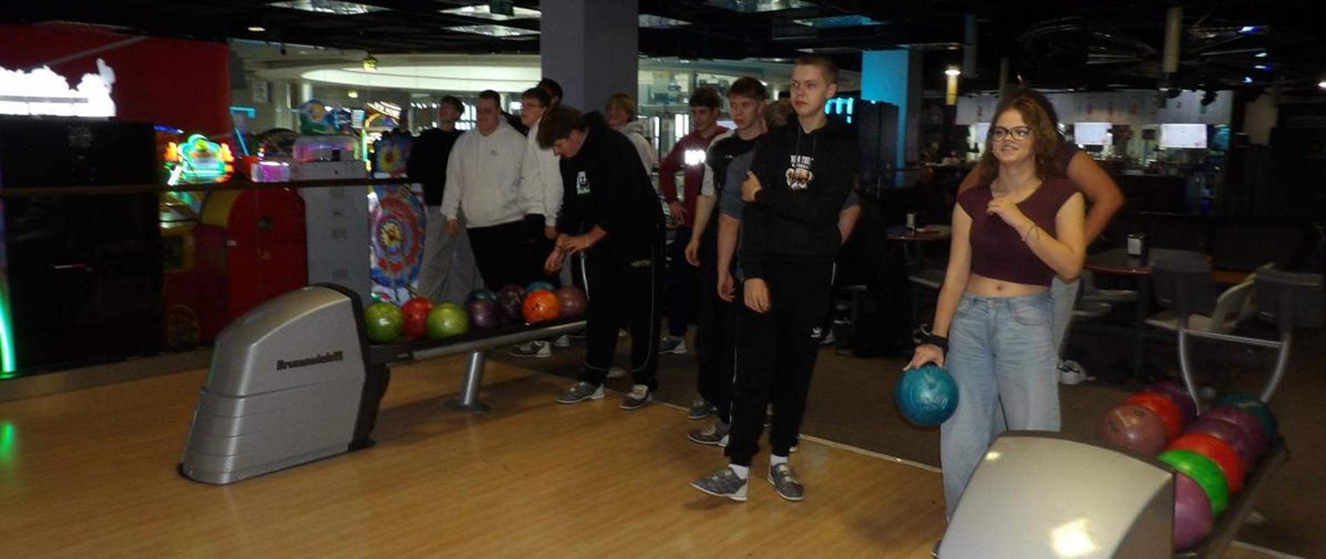 Grupa młodych osób w kręgielni