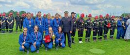 Kobieca Drużyna Pożarnicza z medalami wraz z nadbrygadierem z Państwowej Straży Pożarnej