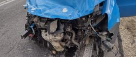 Uszkodzony przód pojazdu marki Fiat Punto, wylane płyny silnikowe na jezdnię.