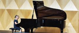 Matylda Tomiczek przy fortepianie