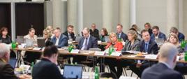 Pierwsze posiedzenie KM KPO - na zdjęciu uczestnicy obrad siedzący przy stołach