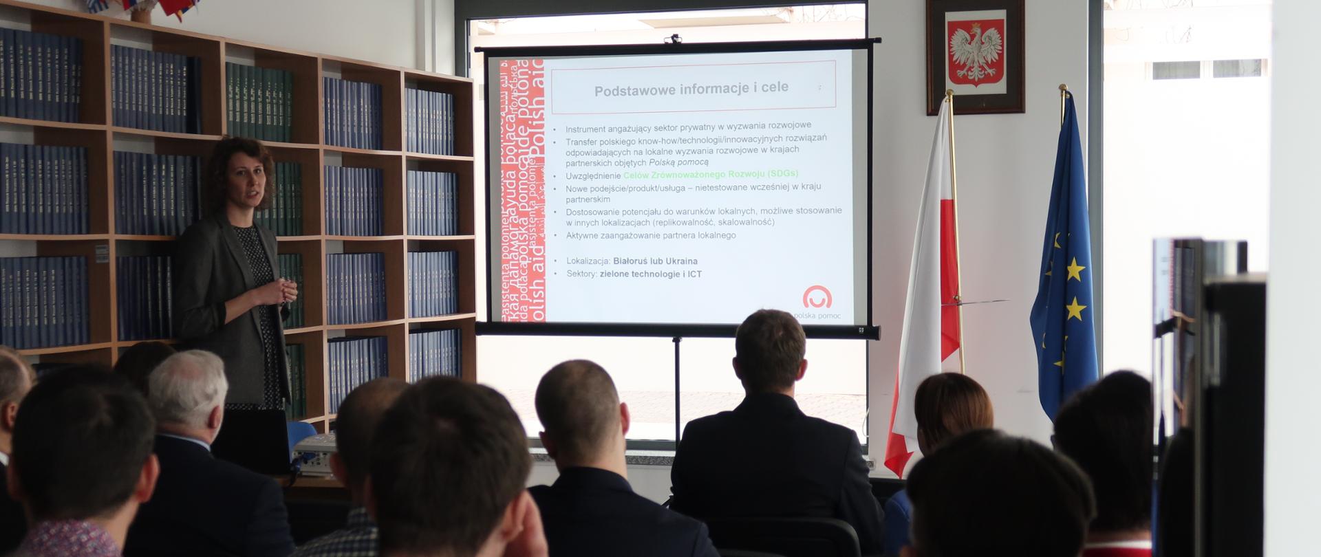 Spotkanie informacyjne dla grupy zainteresowanych osób inicjatywą Polish Challenge Fund przeprowadzone w Ministerstwie Spraw Zagranicznych przez eksperta 