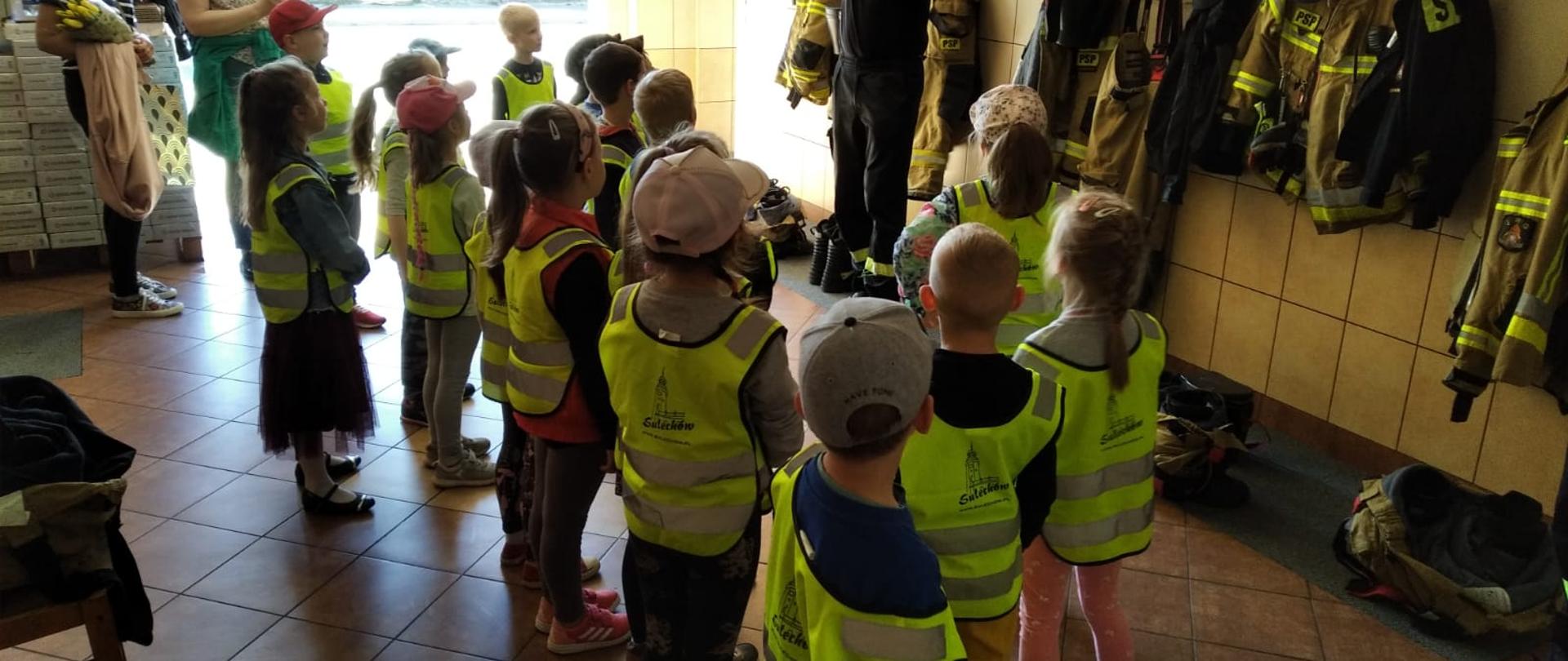 Przedszkolaki w JRG Sulechów - grupa dzieci słucha strażaka