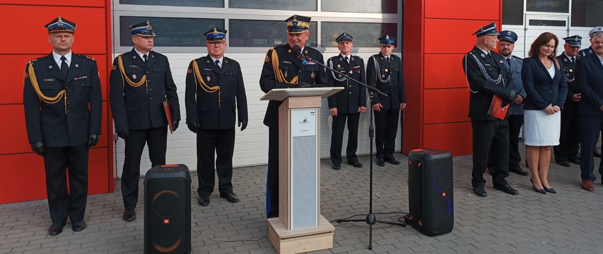 Pomorski Komendant Wojewódzki PSP przemawia do zebranych