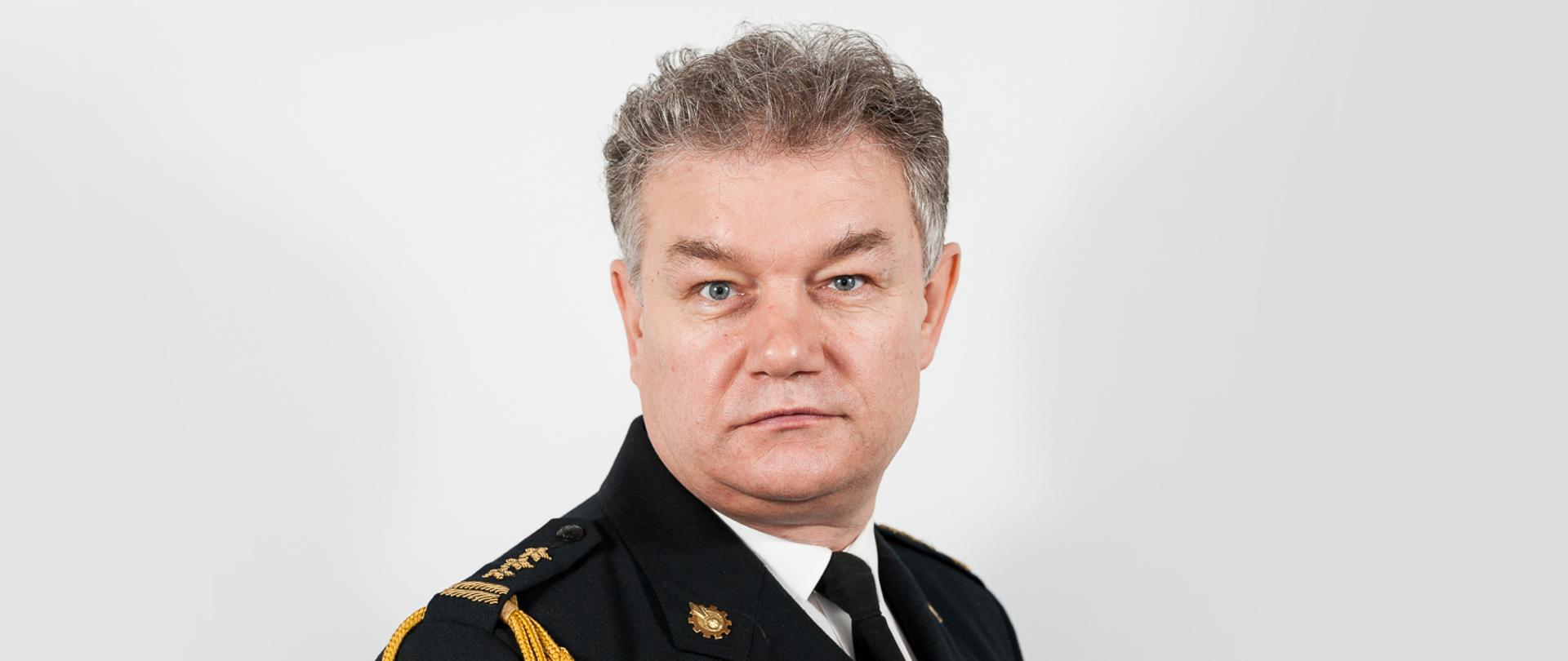 Starszy brygadier Wiesław Gorzki w mundurze wyjściowym na białym tle.