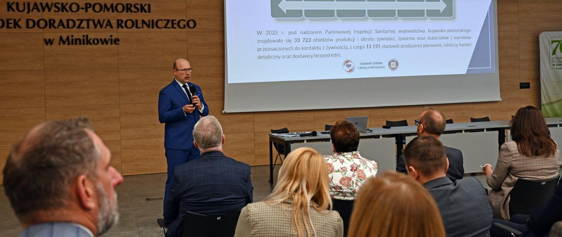 Państwowy Wojewódzki Inspektor Sanitarny w Bydgoszczy Wojciech Koper podczas wystąpienia na konferencji „Krótkie Łańcuchy Dostaw Żywności – kompetencje służb kontrolnych” w Minikowie.
